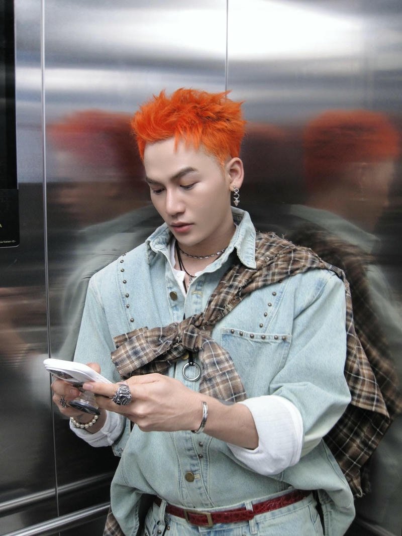 Ali Hoàng Dương đẹp trai phong cách đơn giản