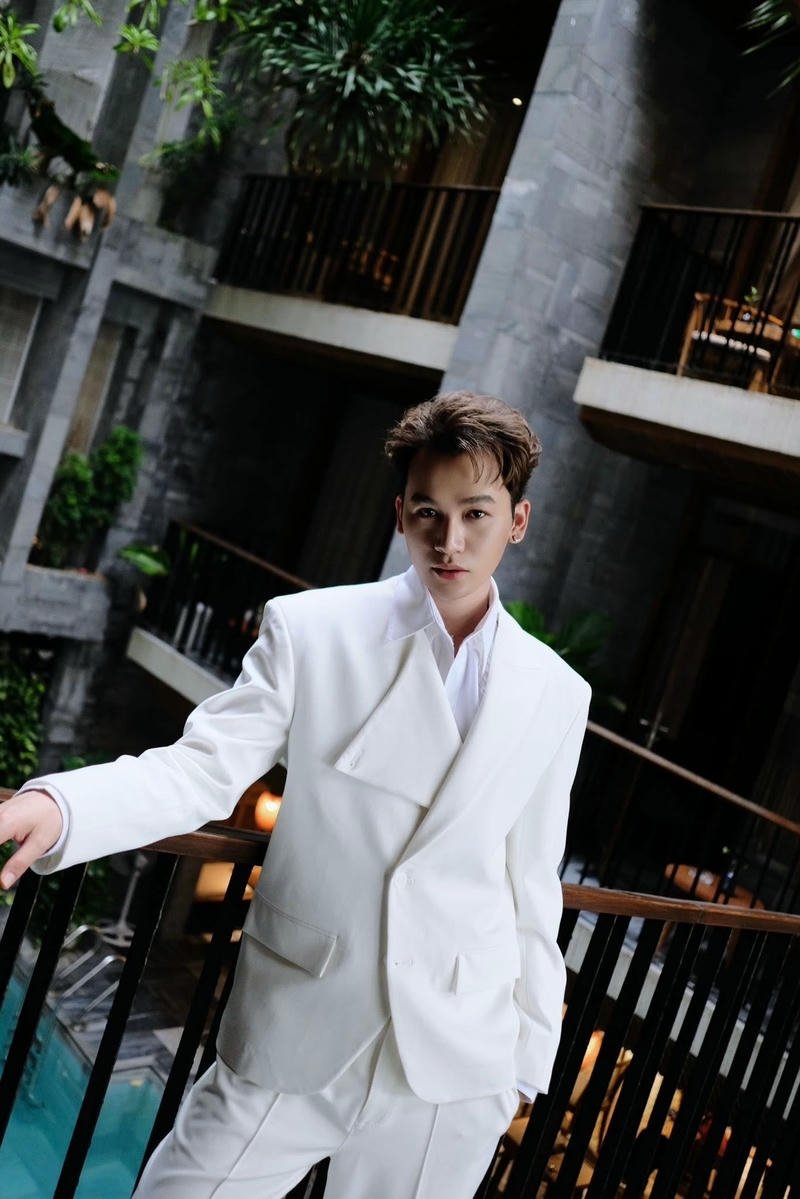 Ali Hoàng Dương đẹp trai phong cách lịch lãm