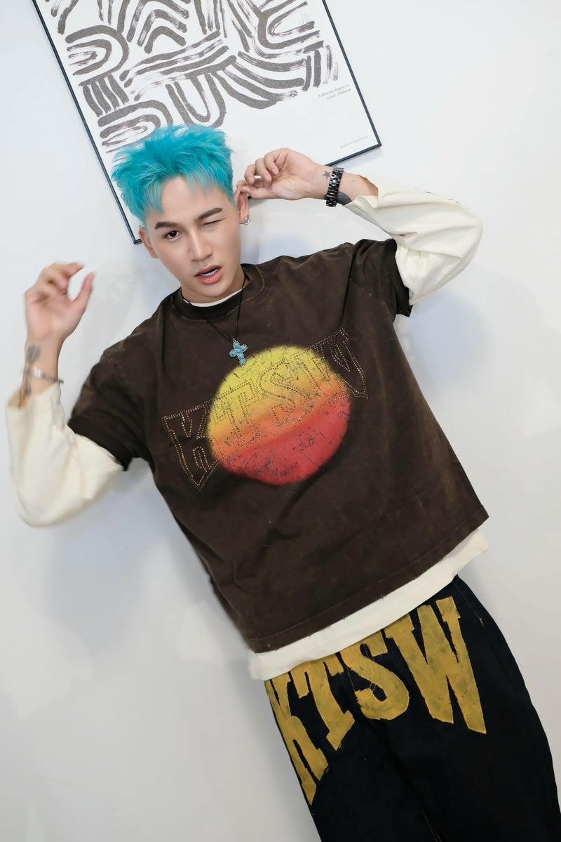 Ali Hoàng Dương phong cách đơn giản cuốn hút