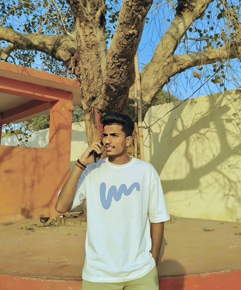 Ấn Độ trai đẹp cuốn hút tạo dáng góc nghiêng