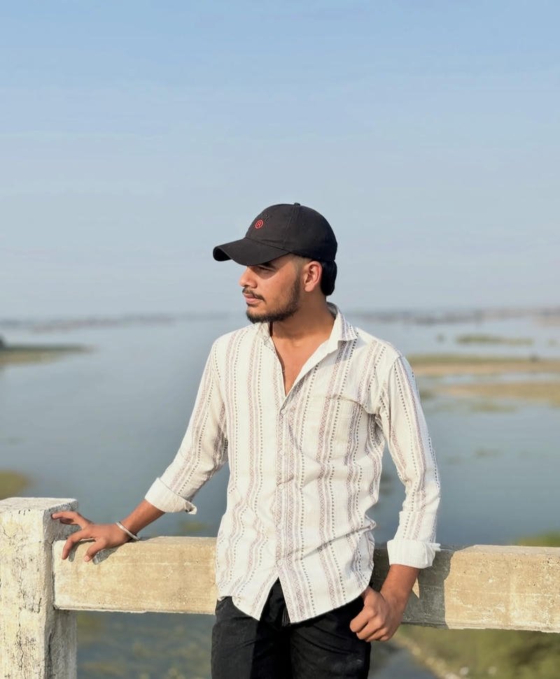 Ấn Độ trai đẹp điềm đạm ánh mắt trầm tĩnh