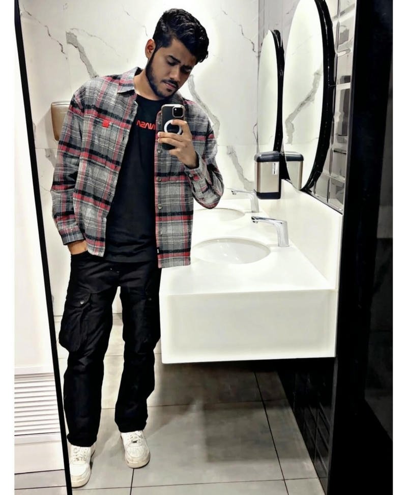 Ấn Độ trai đẹp phong trần ánh nhìn sâu lắng