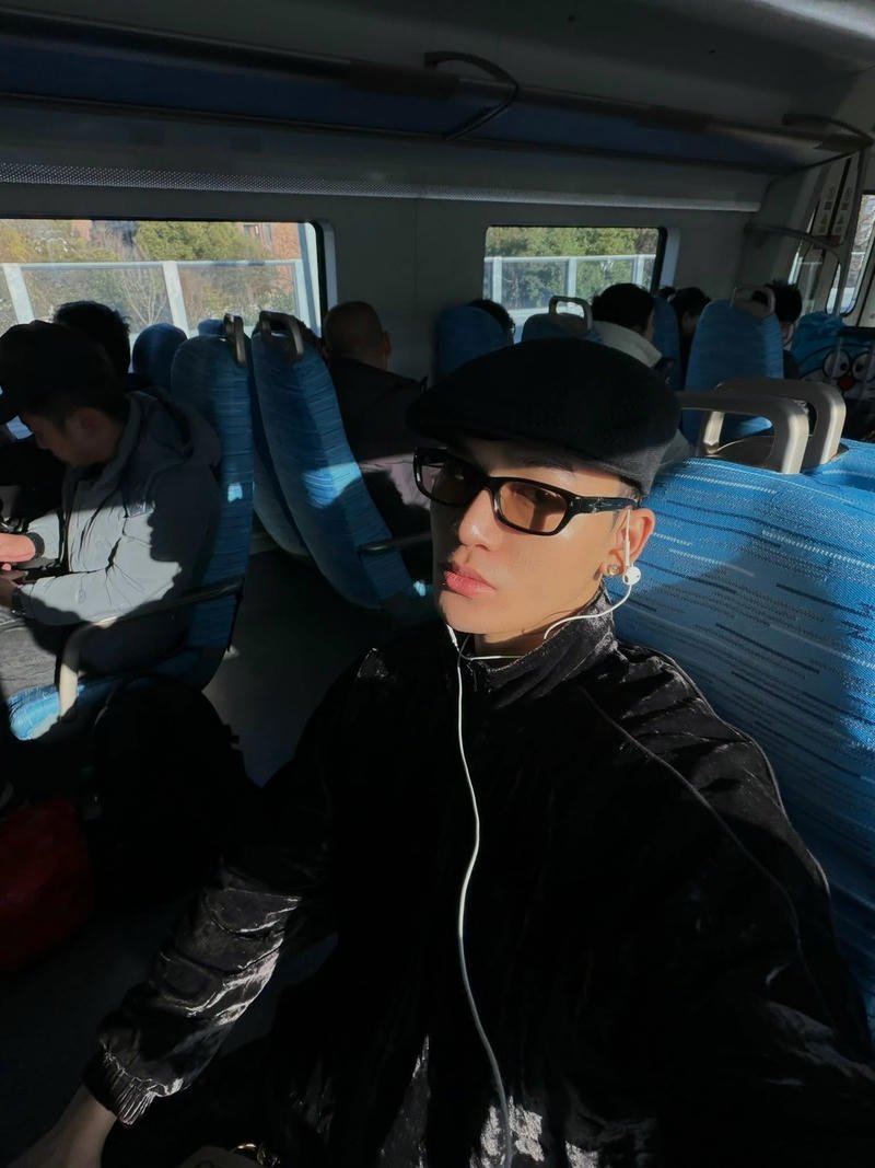 Ảnh Ali Hoàng Dương biểu cảm lạnh lùng ấn tượng