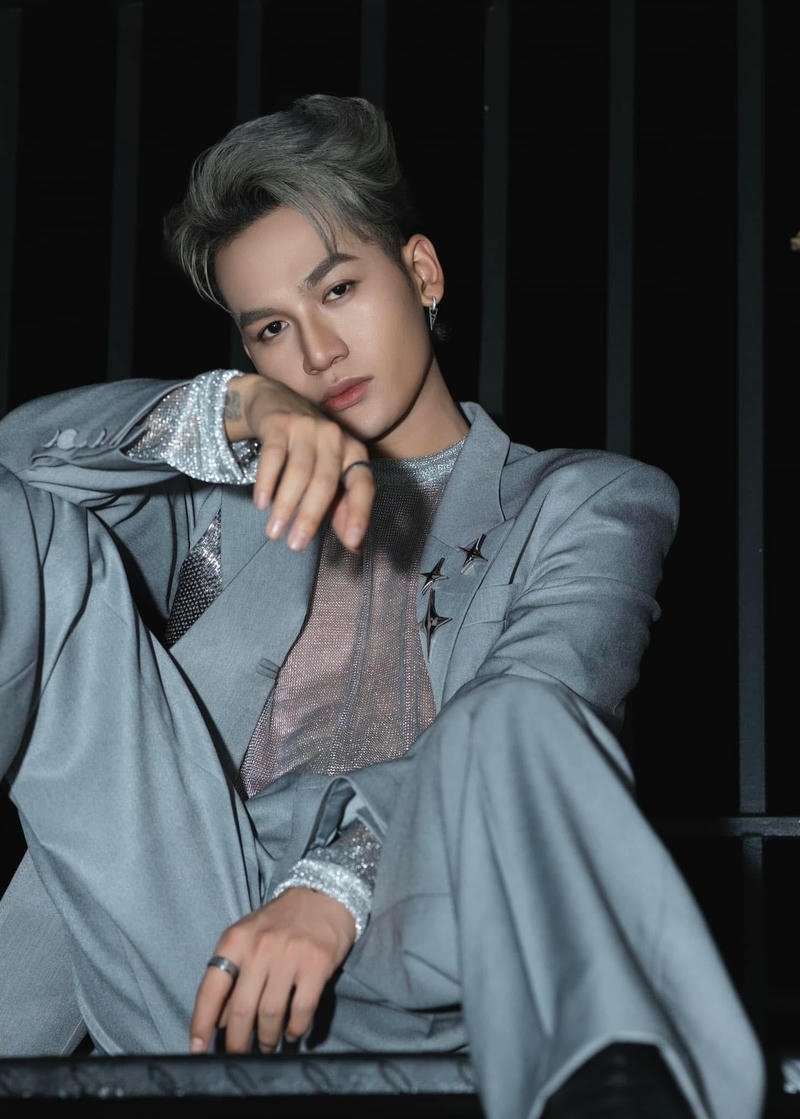 Ảnh Ali Hoàng Dương đẹp trai diện vest sang trọng