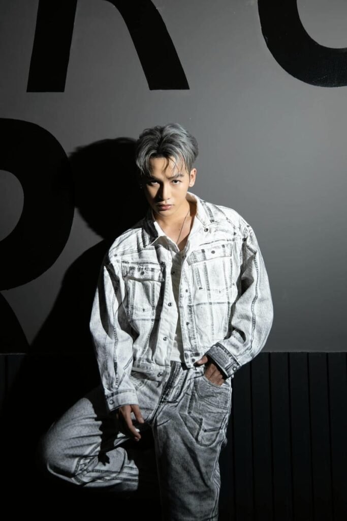 Ảnh Ali Hoàng Dương đẹp trai khi tạo dáng chụp