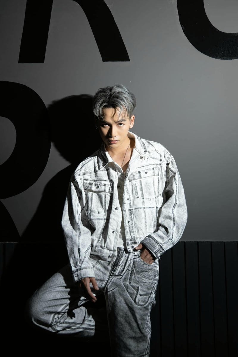 Ảnh Ali Hoàng Dương đẹp trai khi tạo dáng chụp