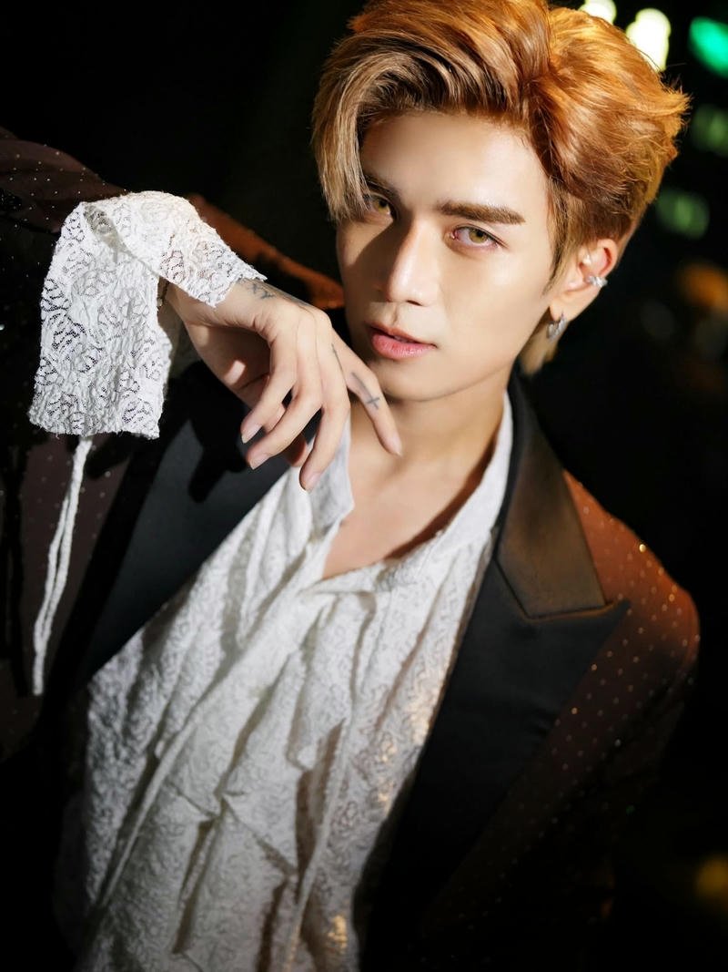 Ảnh BB Trần trong trang phục hiện đại cá tính