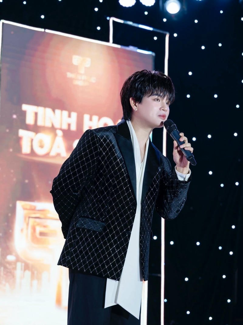 Ảnh Nguyễn Trần Trung Quân ngầu phong cách cá tính mạnh