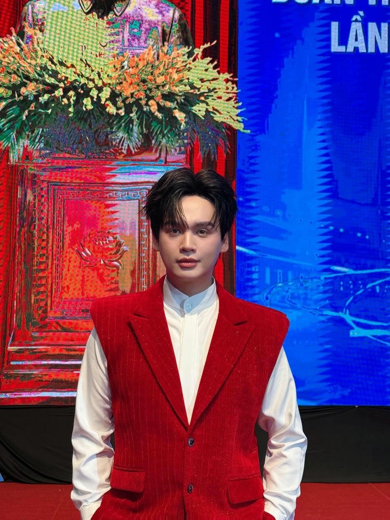 Ảnh Nguyễn Trần Trung Quân ngầu phong cách tối giản mạnh mẽ