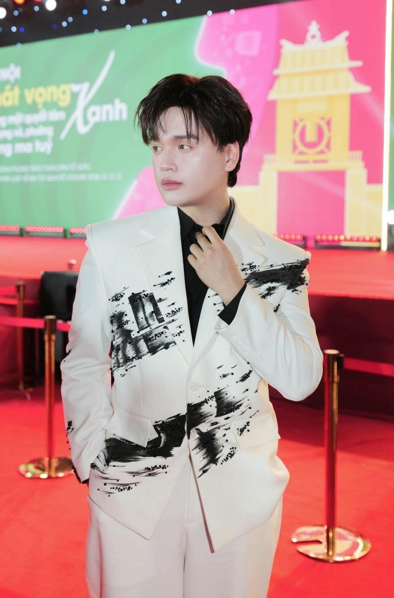 Ảnh Nguyễn Trần Trung Quân ngầu với ánh mắt sắc lạnh