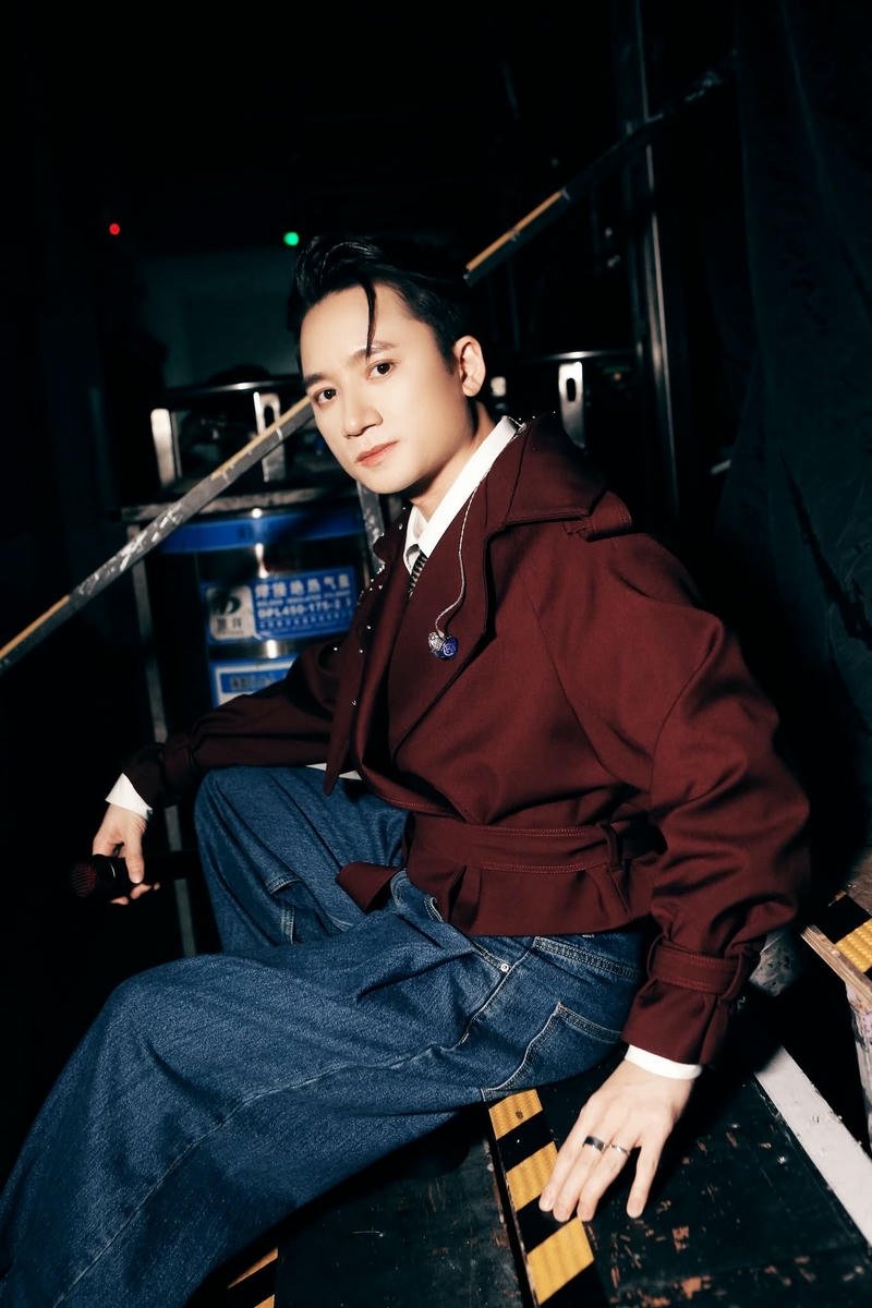 Ảnh Phan Mạnh Quỳnh ánh sáng tự nhiên phù hợp nền