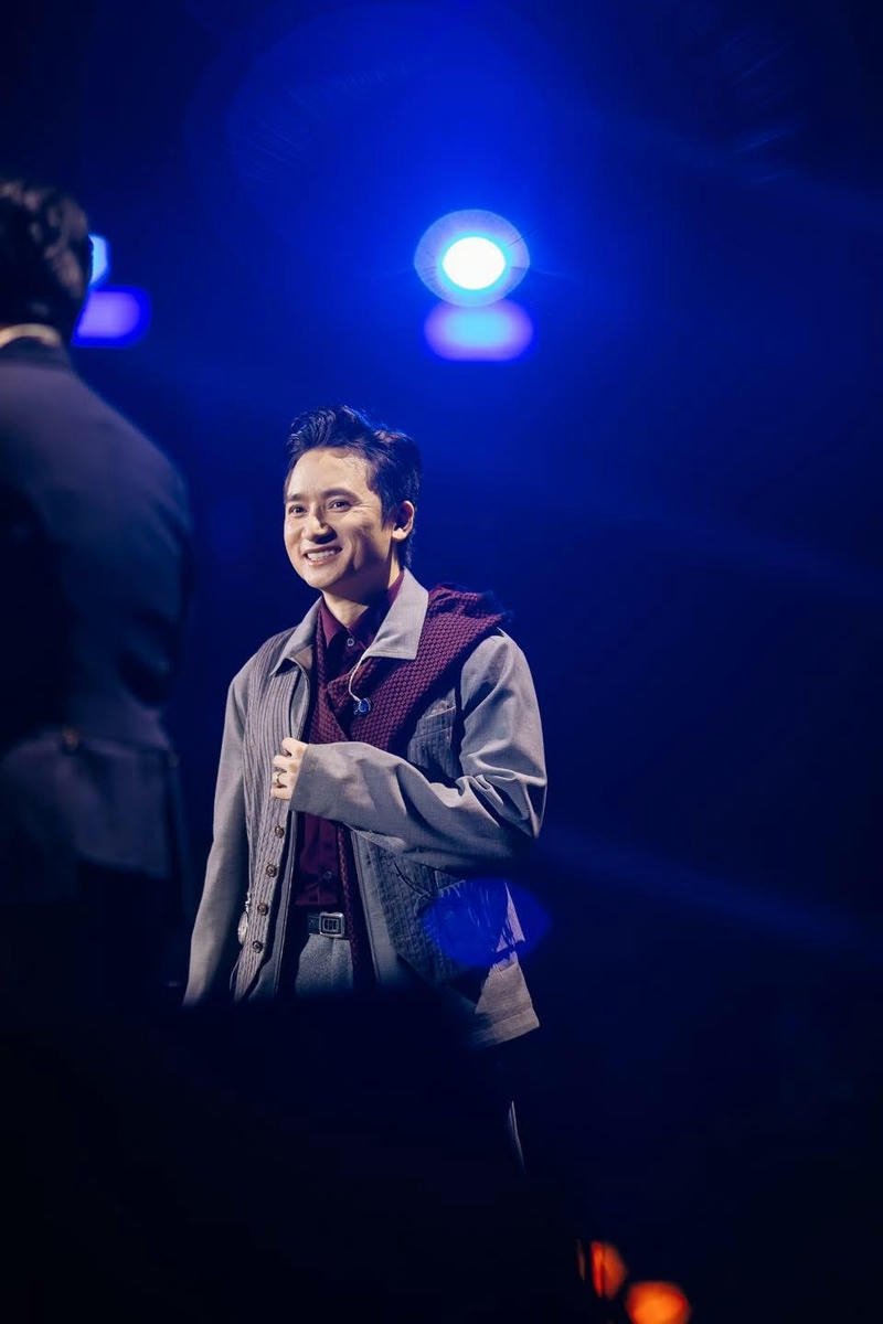 Ảnh Phan Mạnh Quỳnh biểu diễn sân khấu làm nền