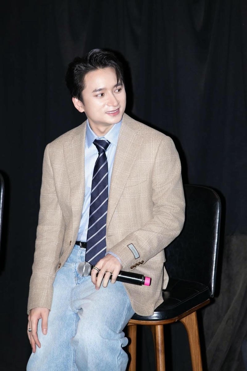 Ảnh Phan Mạnh Quỳnh mặc vest lịch lãm làm nền