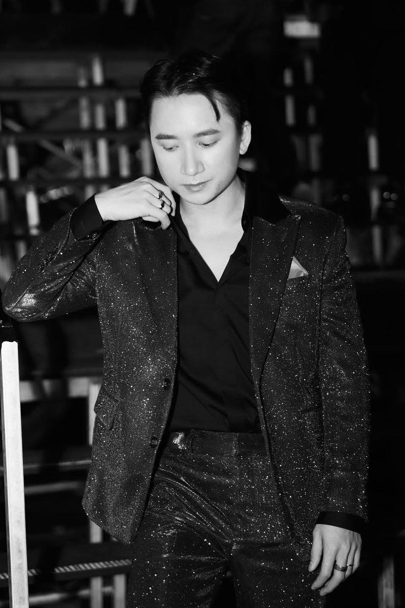 Ảnh Phan Mạnh Quỳnh phong cách đơn giản hiện đại nền