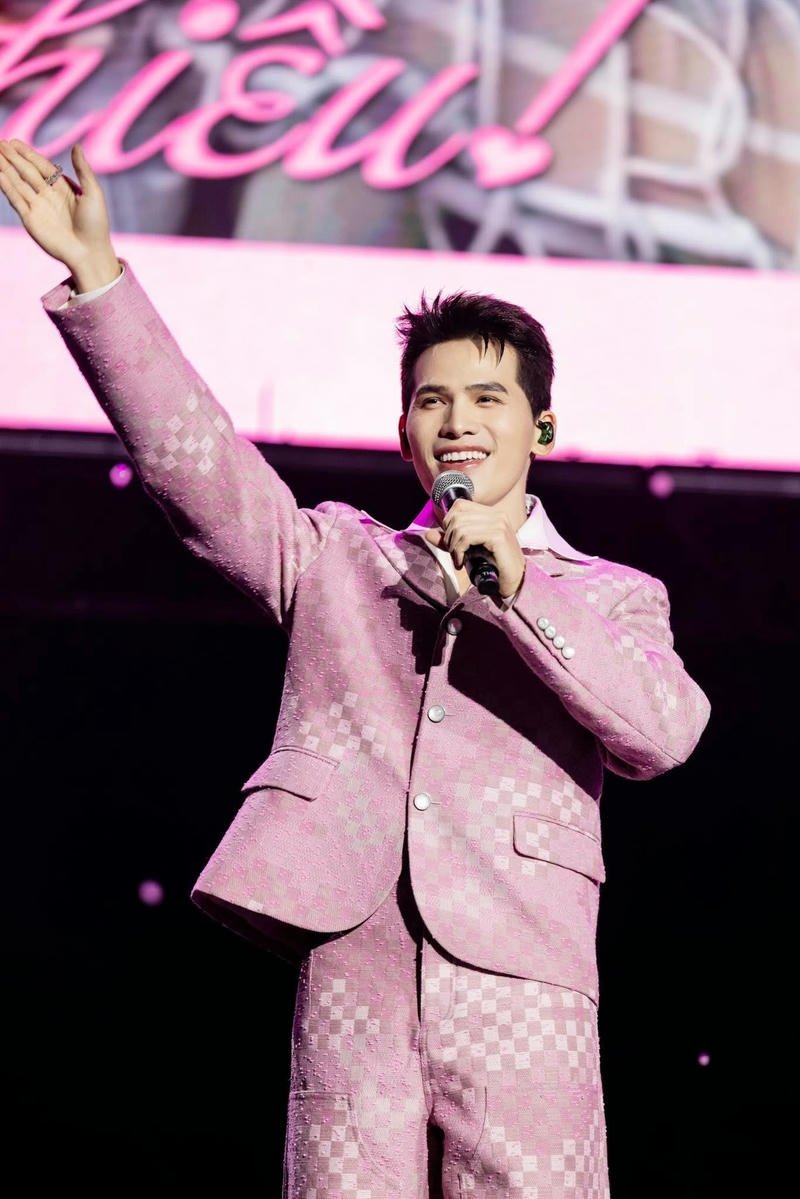 Ảnh Quốc Thiên đẹp trai trong bộ vest sang trọng