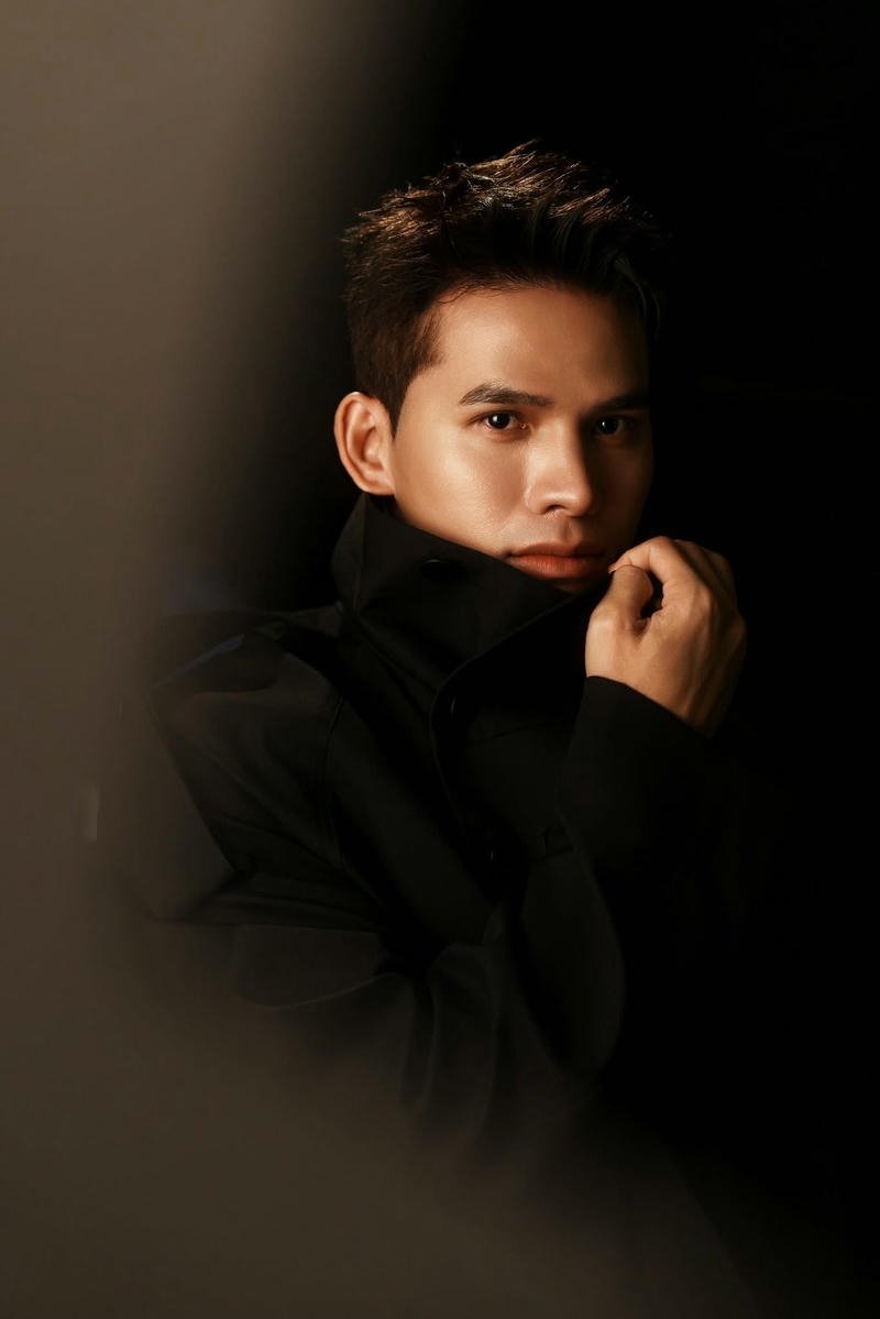 Ảnh Quốc Thiên trong không gian tối tạo cảm giác bí ẩn