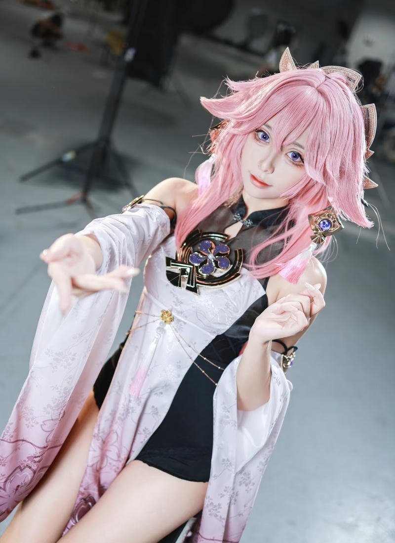 Ảnh Yae Miko cosplay với ánh nhìn nhẹ đầy cuốn hút