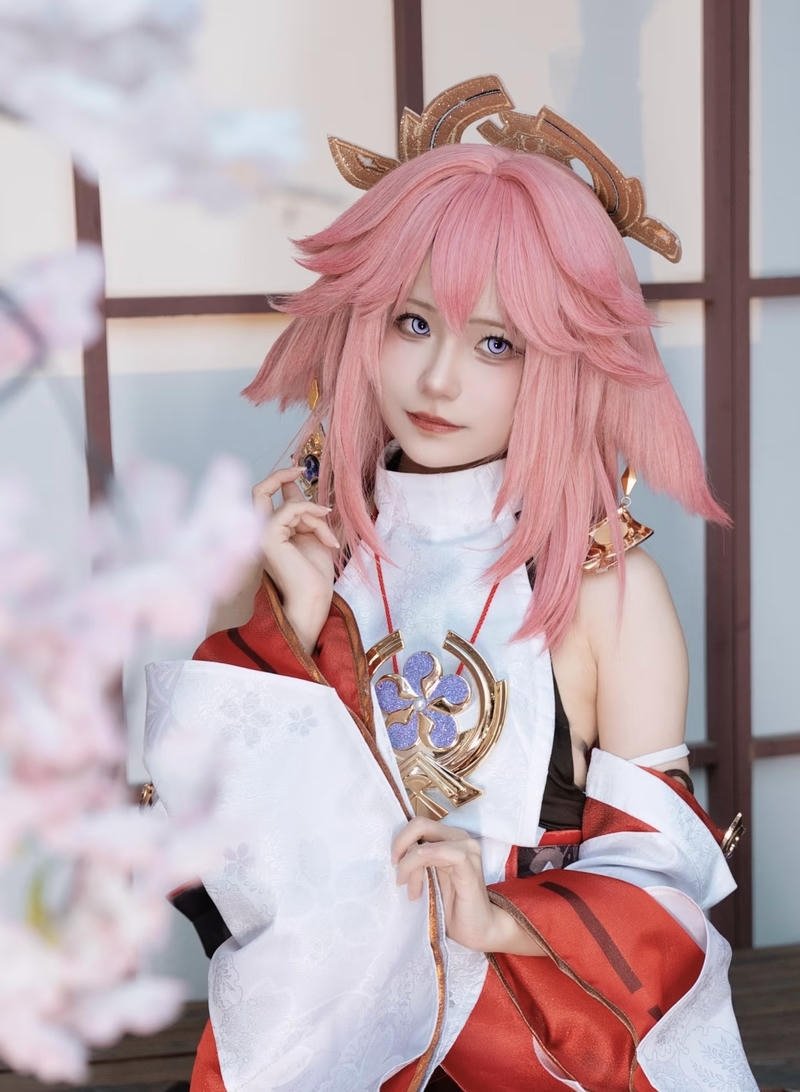 Ảnh Yae Miko cosplay với ánh nhìn xa xăm