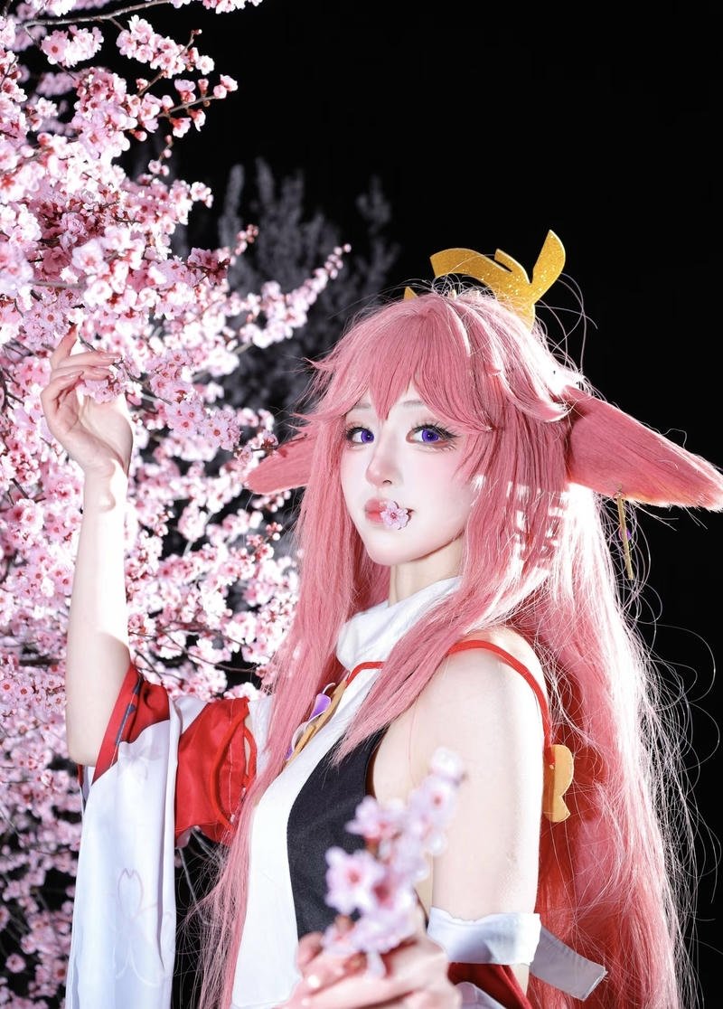 Ảnh Yae Miko cosplay với mái tóc hồng rơi nhẹ
