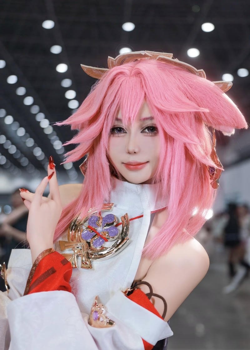 Ảnh Yae Miko cosplay với sắc thái dịu dàng riêng