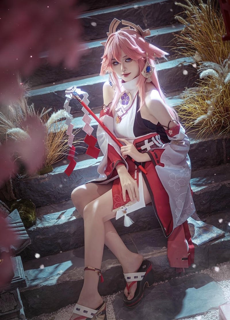 Ảnh Yae Miko cosplay với tạo hình thanh mảnh nổi bật