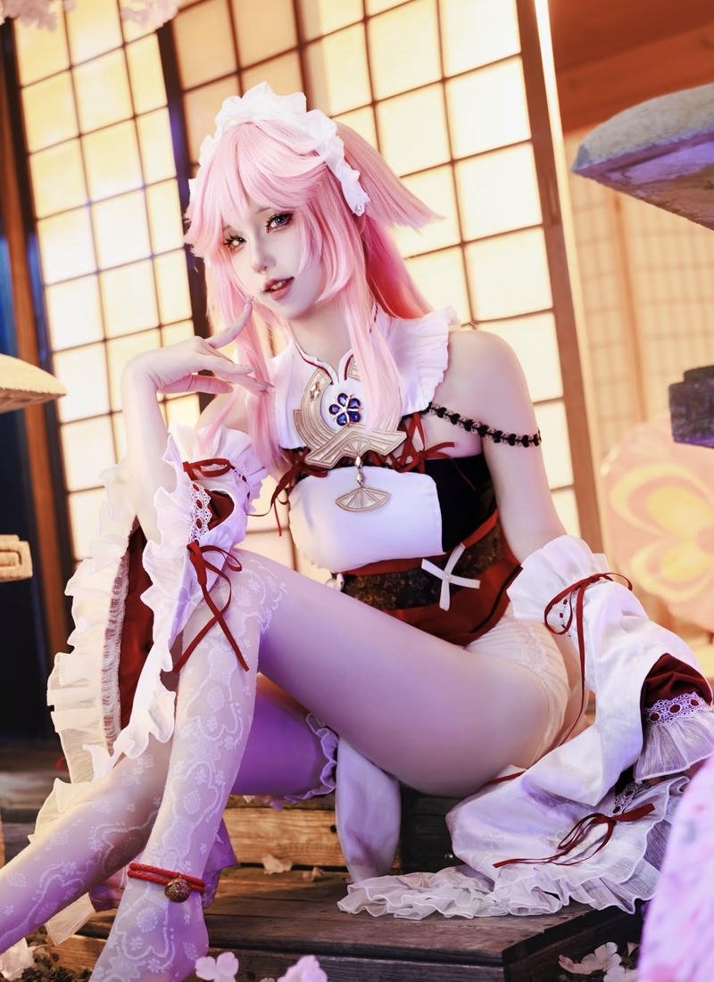 Ảnh Yae Miko cosplay với tạo hình thanh thoát nhẹ