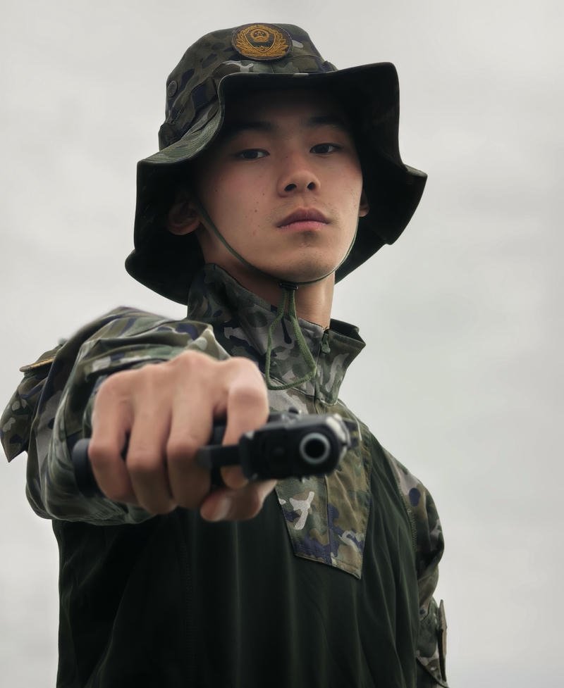 Ảnh bộ đội đẹp trai chụp ngoài trời đầy nam tính