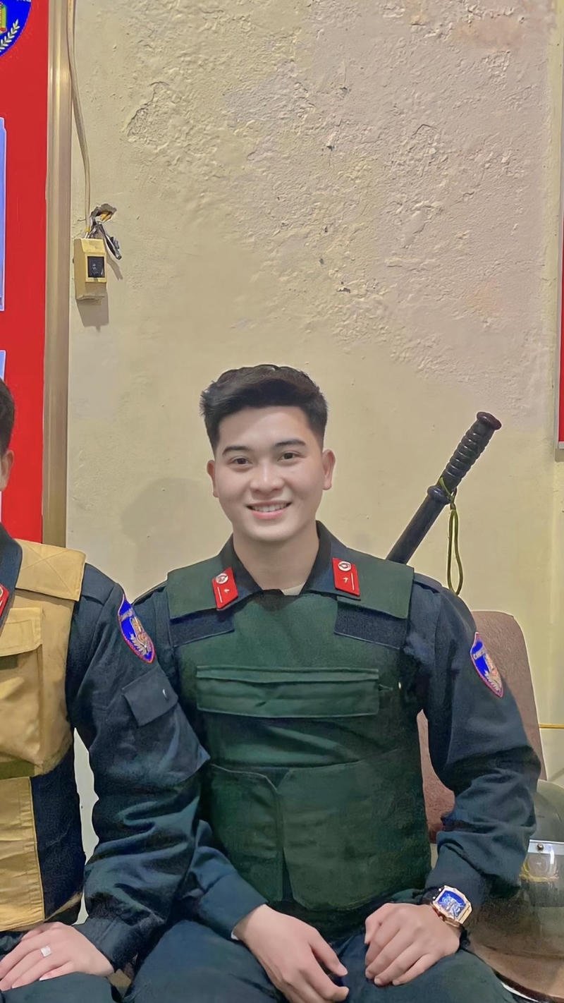 Ảnh bộ đội đẹp trai với nụ cười ấm áp