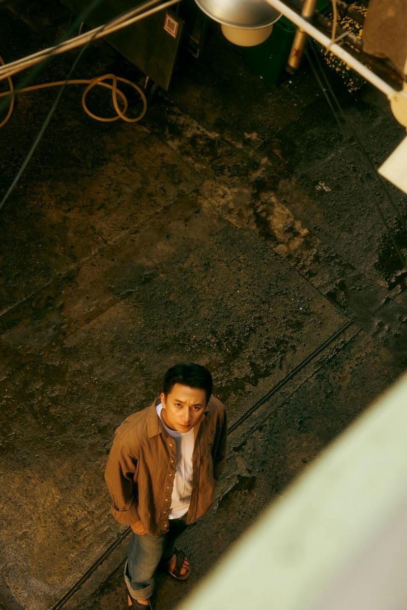 Ảnh ca sĩ Phan Mạnh Quỳnh phong cách ngầu hợp đặt nền