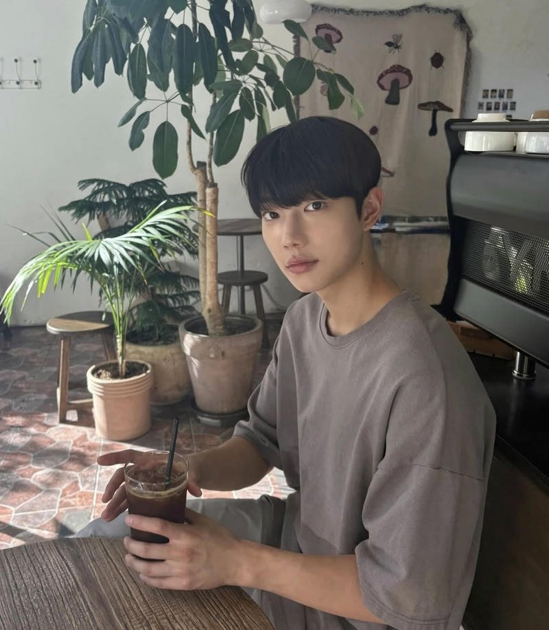 Anh chàng Hàn Quốc đang uống nước mà vô cùng đẹp