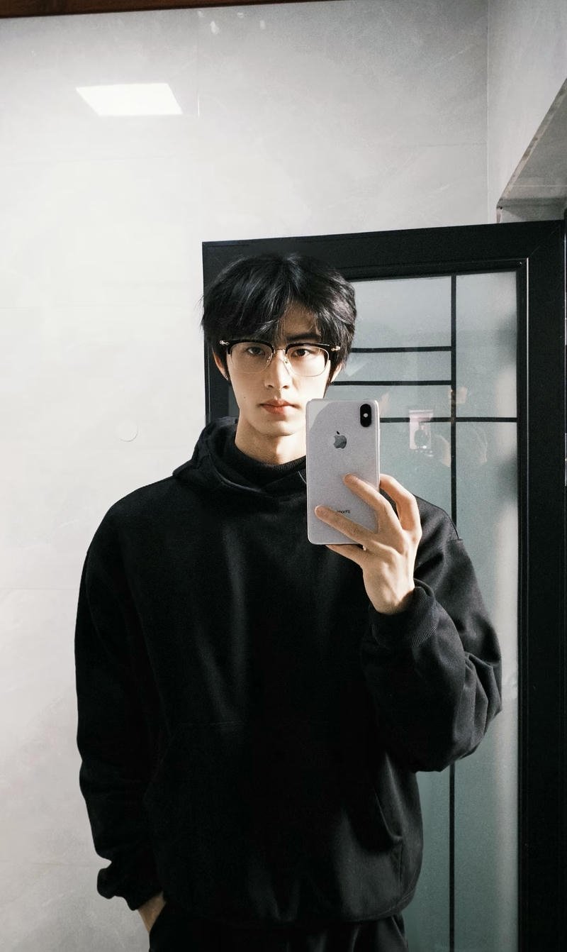 Anh chàng đẹp trai Trung Quốc cầm điện thoại