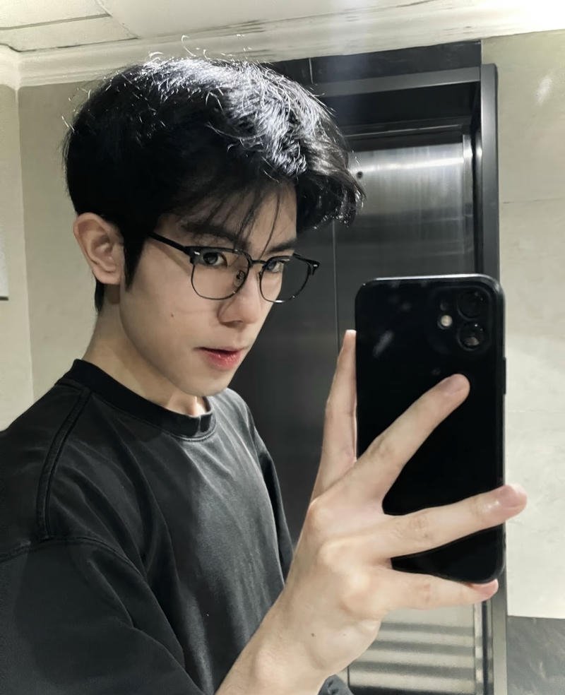 Anh chàng đẹp trai Trung Quốc đeo kính