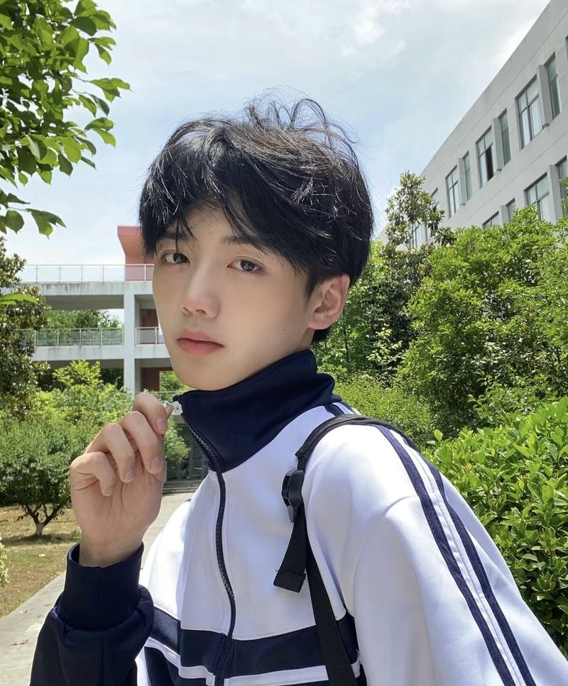 Ảnh chụp học sinh nam điển trai ở trường học