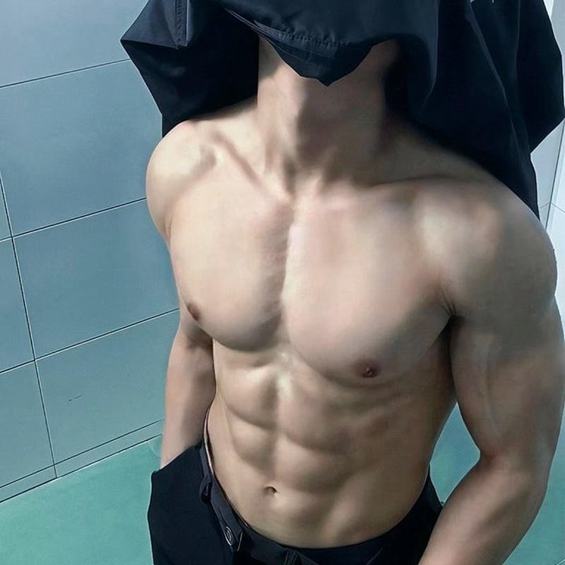 Ảnh chụp trai đẹp 6 múi che mặt phong trần cá tính