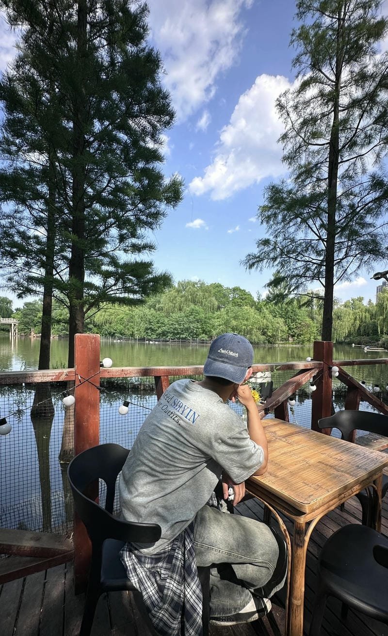 Ảnh nam chụp sau lưng so deep