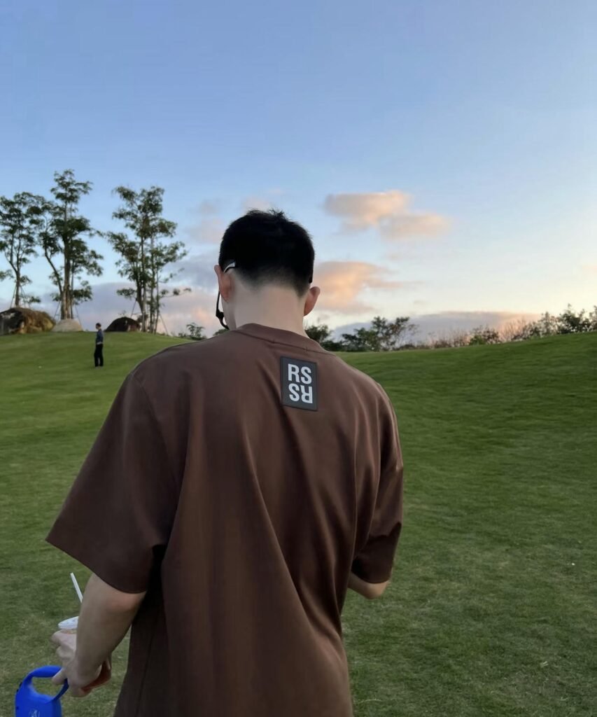 Ảnh con trai quay lưng thumbnail