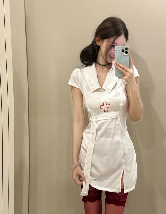 Ảnh cosplay y tá tạo dáng nhân vật gái xinh