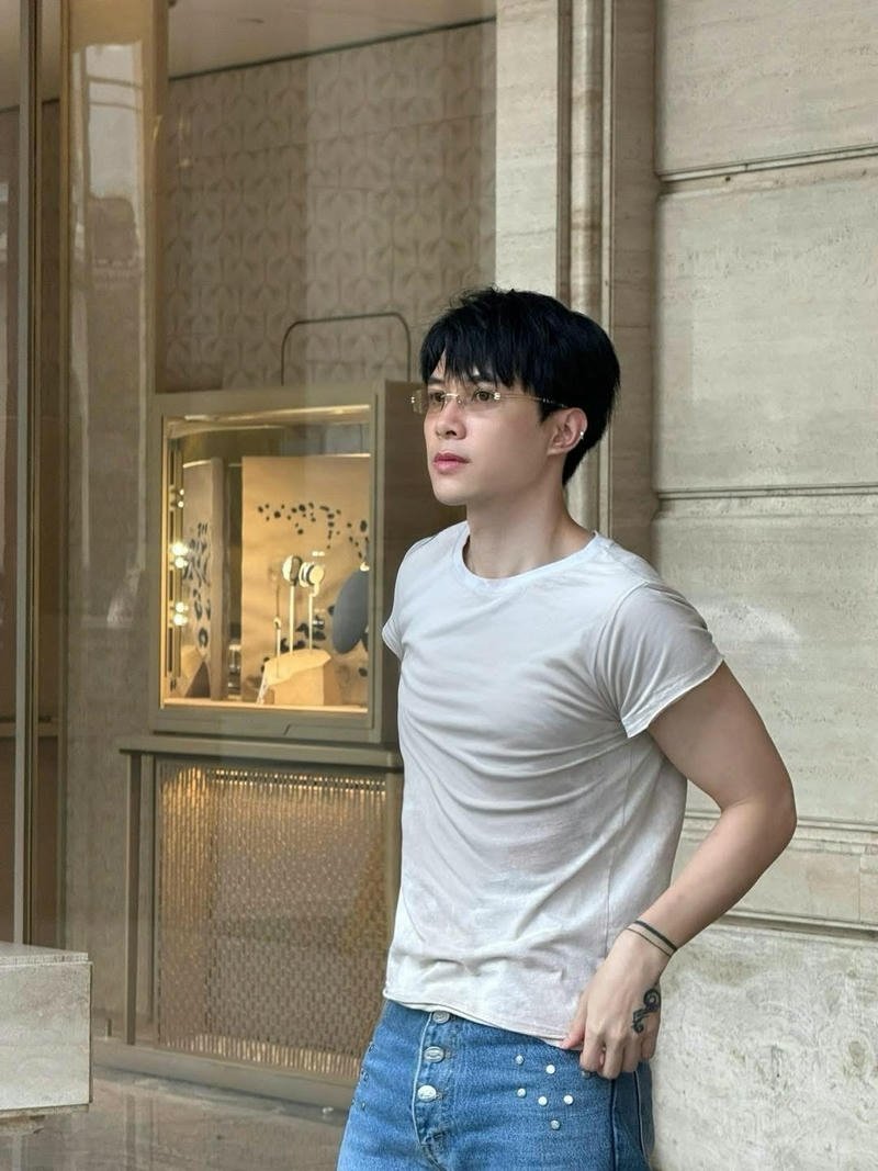 Ảnh đời thường Anh Tú Atus biểu cảm nhẹ nhàng