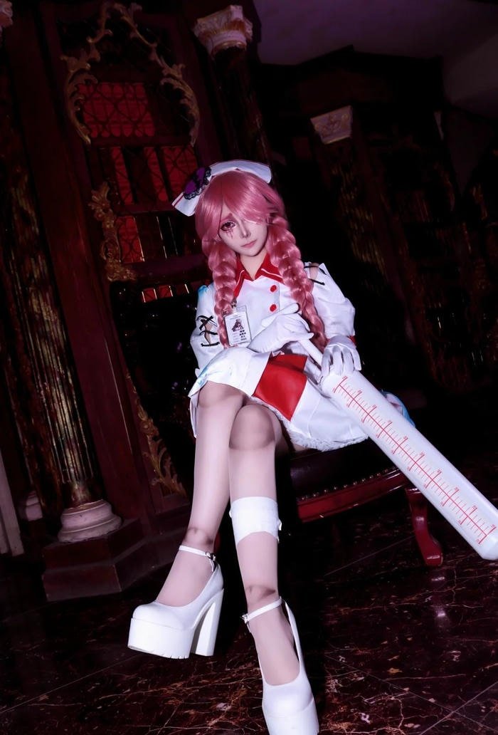 Ảnh gái xinh cosplay y tá biểu cảm dịu dàng