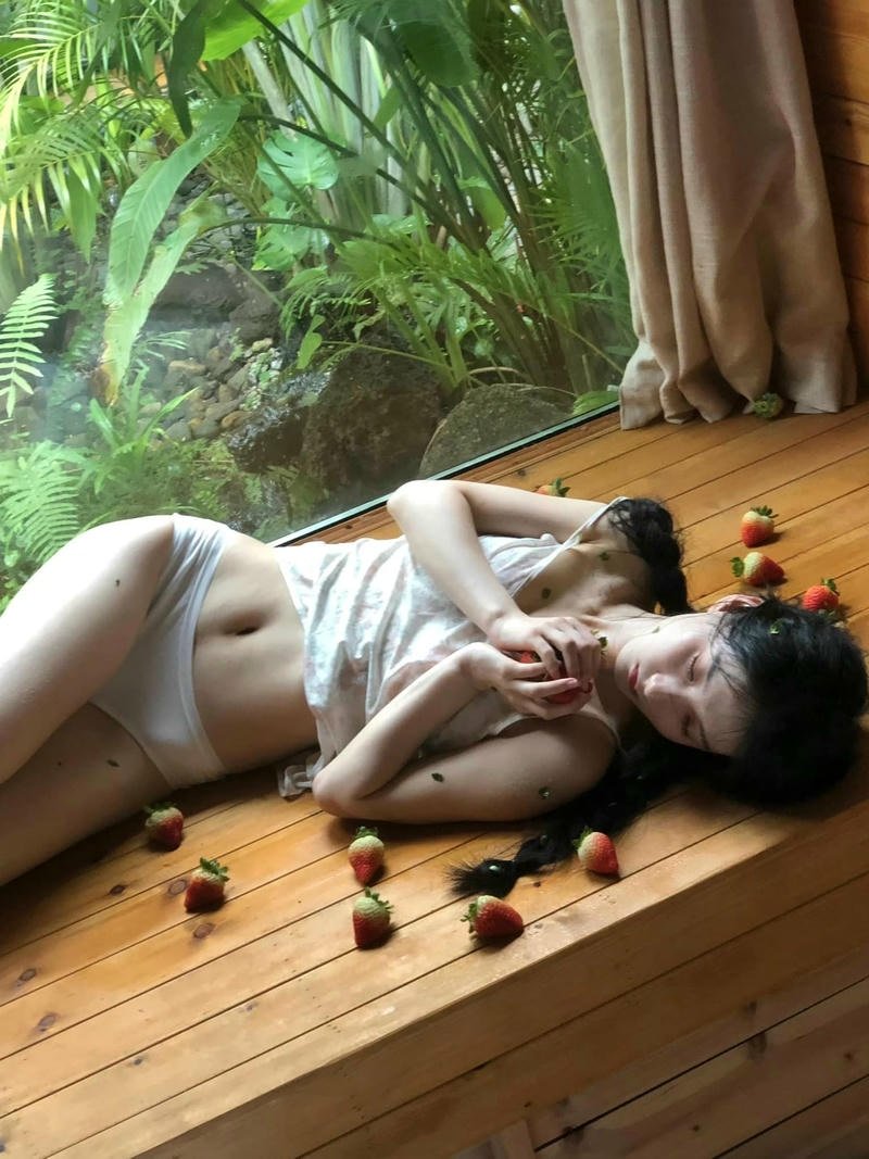 Ảnh gái xinh hở hang trang phục mùa hè mát mẻ