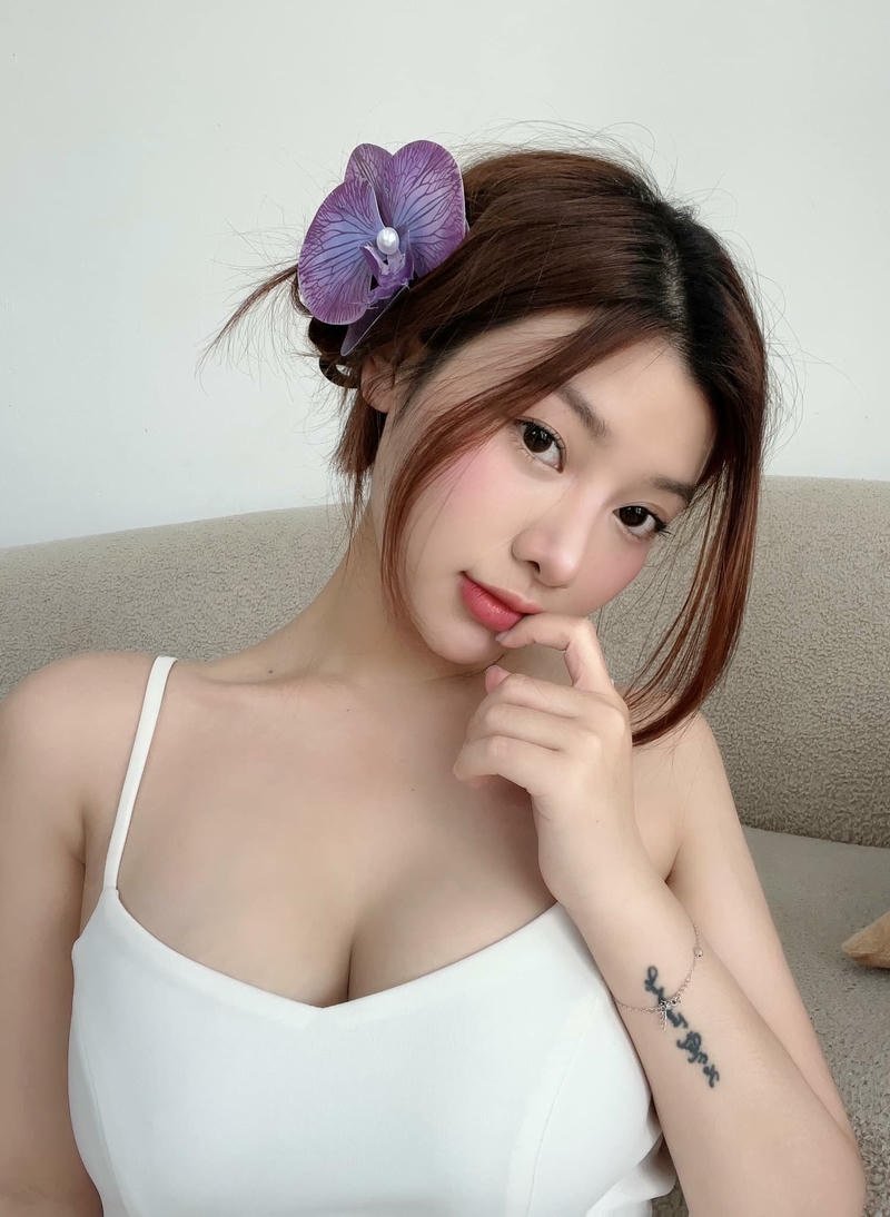 Ảnh gái xinh mlem tạo dáng trước ống kính máy quay