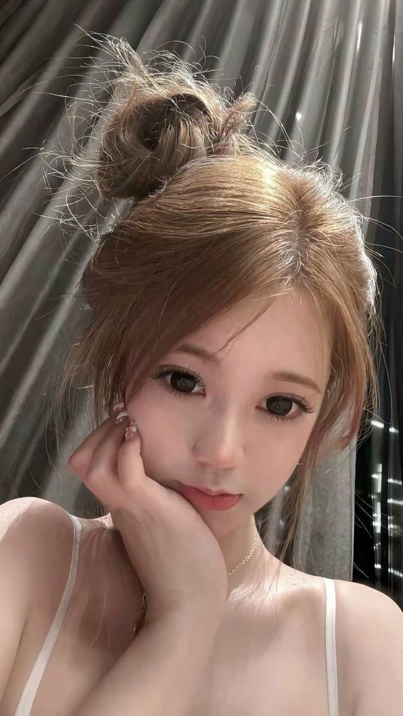 Ảnh gái xinh tự sướng chống cằm đầy suy tư