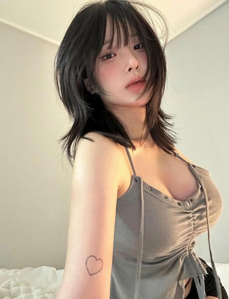 Ảnh gái xinh tự sướng với góc chụp điện thoại tự nhiên