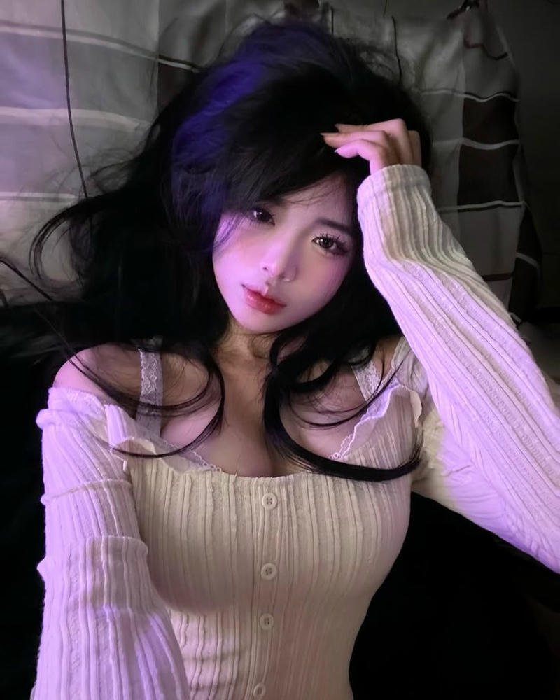 Ảnh gái xinh tự sướng với mái tóc dài dịu dàng mê người