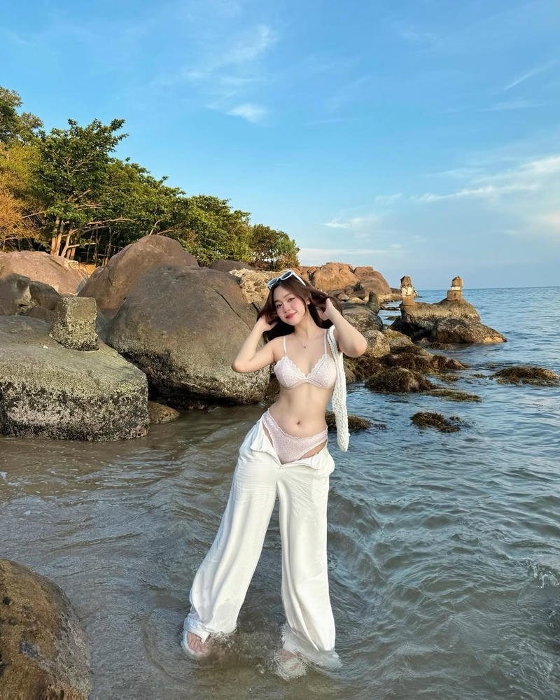 Ảnh gái xinh với phong cách girl gợi cảm hiện đại