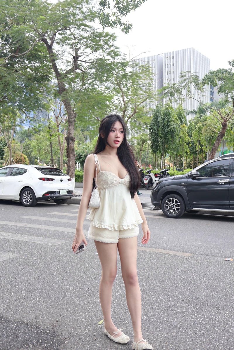 Ảnh gái xinh vú khoe vú to đẹp tạo dáng ngoài đường