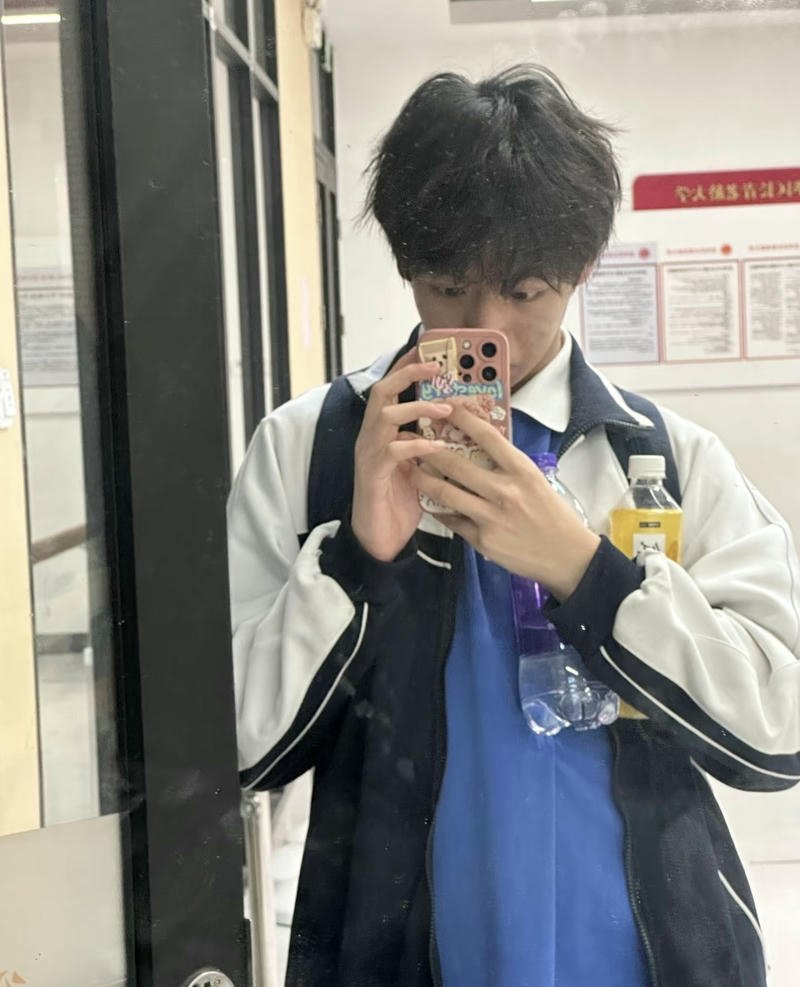 Ảnh học sinh nam đẹp chụp trước gương