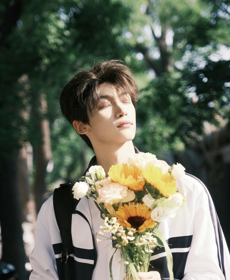 Ảnh học sinh nam đẹp trai cầm đoá hoa