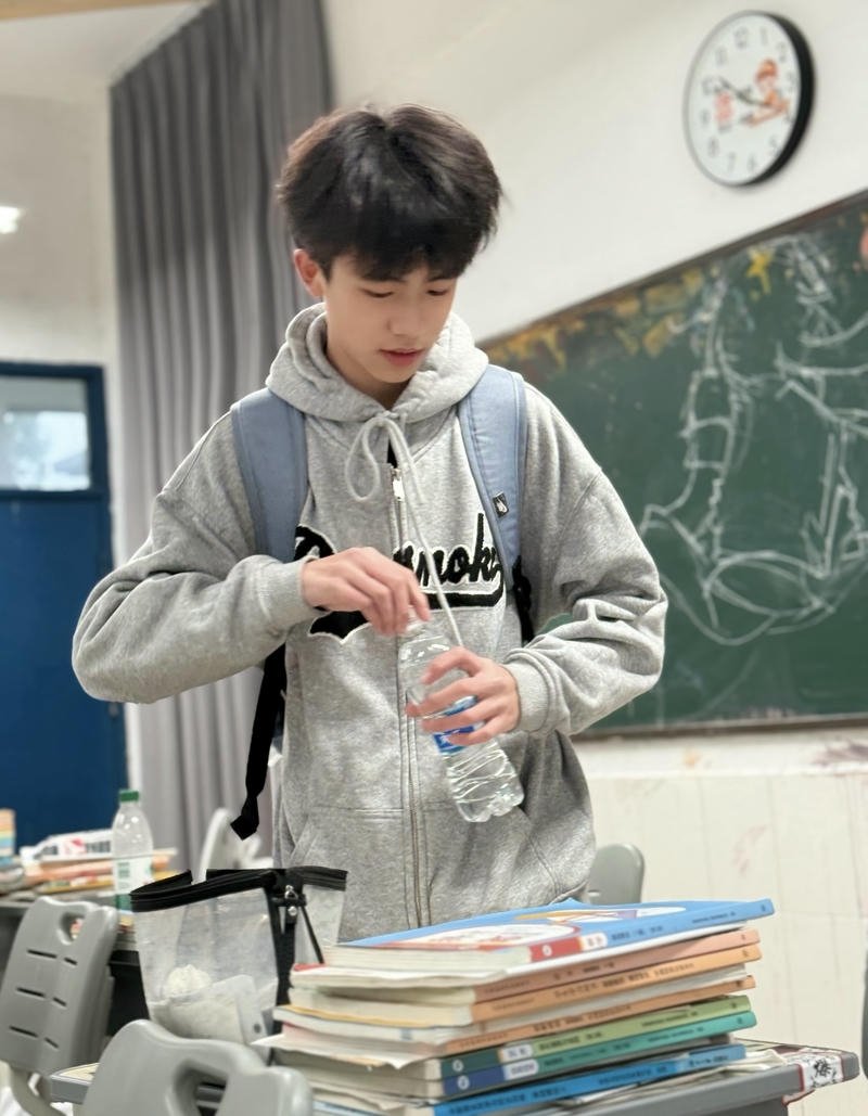 Ảnh học sinh nam đẹp trai đang mở chai nước