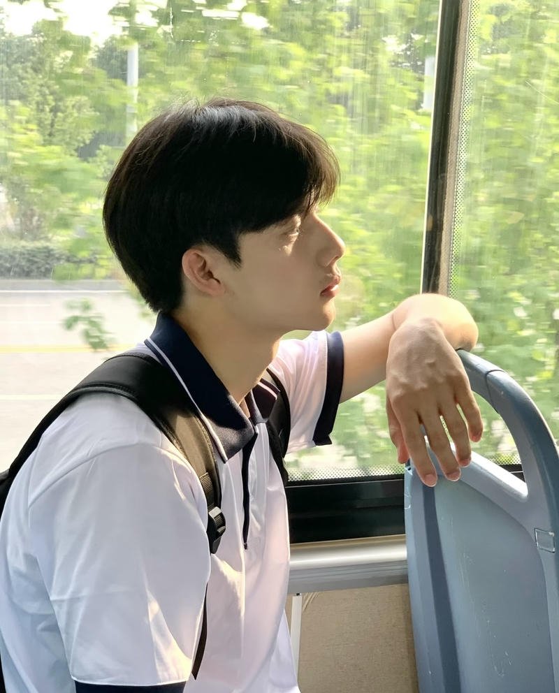 Ảnh học sinh nam đẹp trai góc nghiêng thần thánh